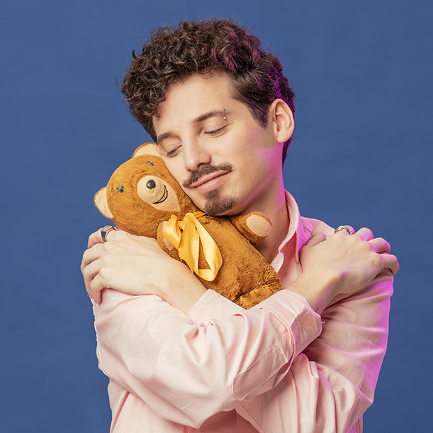 Pablo Agustín abrazando un osito de peluche
